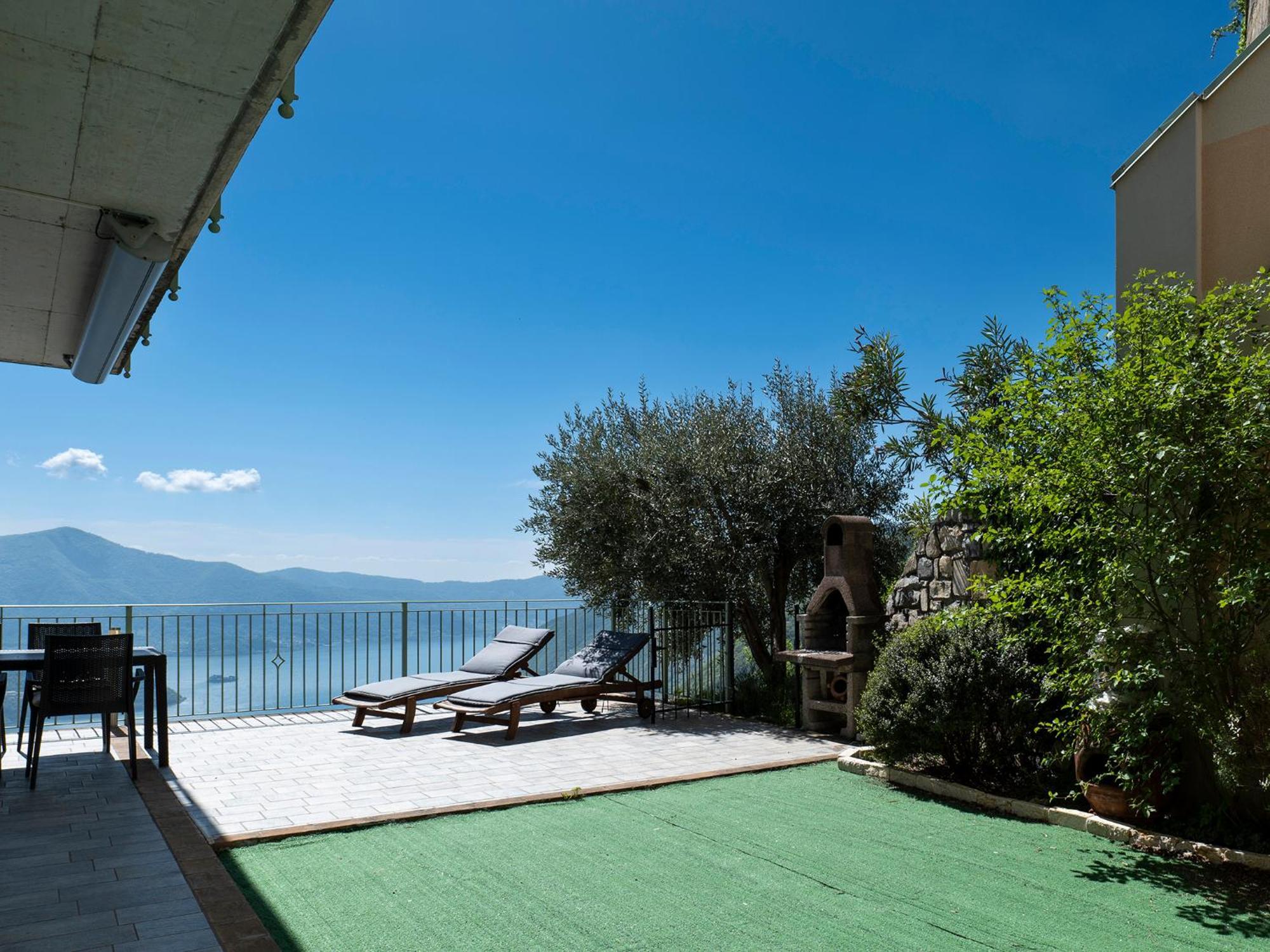 Mantegna - Garden With Lake View And Swimming Pool Parzanica Exterior foto